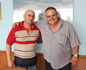 O médico Walter José Hernandez Rodriguez e o prefeito Edinho Raminelli (Foto: Richard Roque)