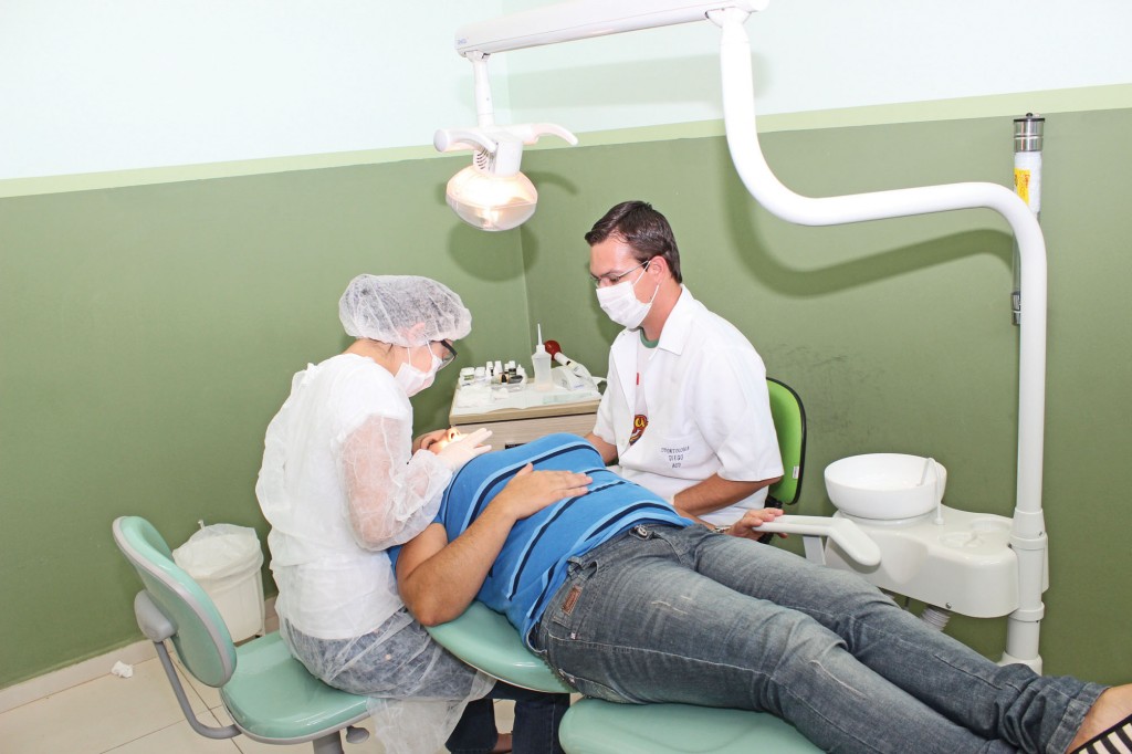 Paciente recebe atendimento no Centro Odontológico (Foto: Richard Roque)