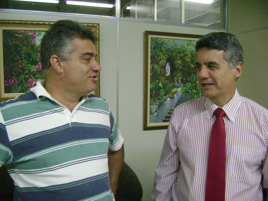 Dimas e o Delegado Reinaldo conversaram durante audiência (Foto: Lucas Castro)