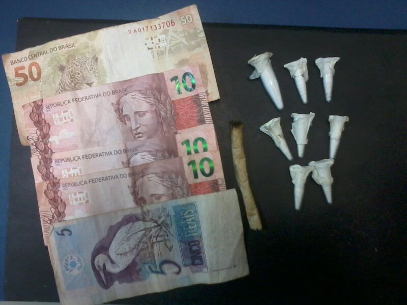 Drogas e dinheiro localizados pela polícia (Foto: RB Na Rede)