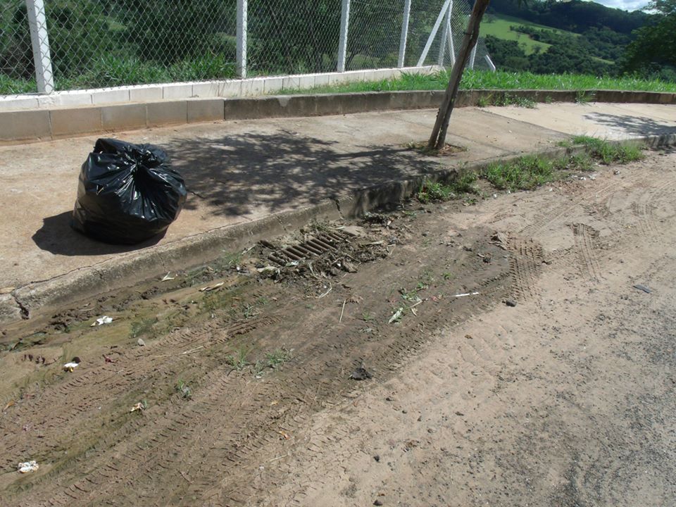 Moradores reclamam de falta de limpeza pública em Ribeirão Bonito (Foto: Leitor RB Na Rede)