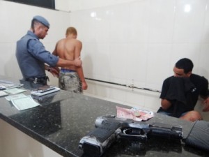 Dupla é suspeita de ter praticado outros furtos na região central (Foto: Deco Ferreira)
